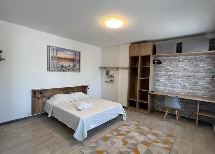 Dauphine Apartment *